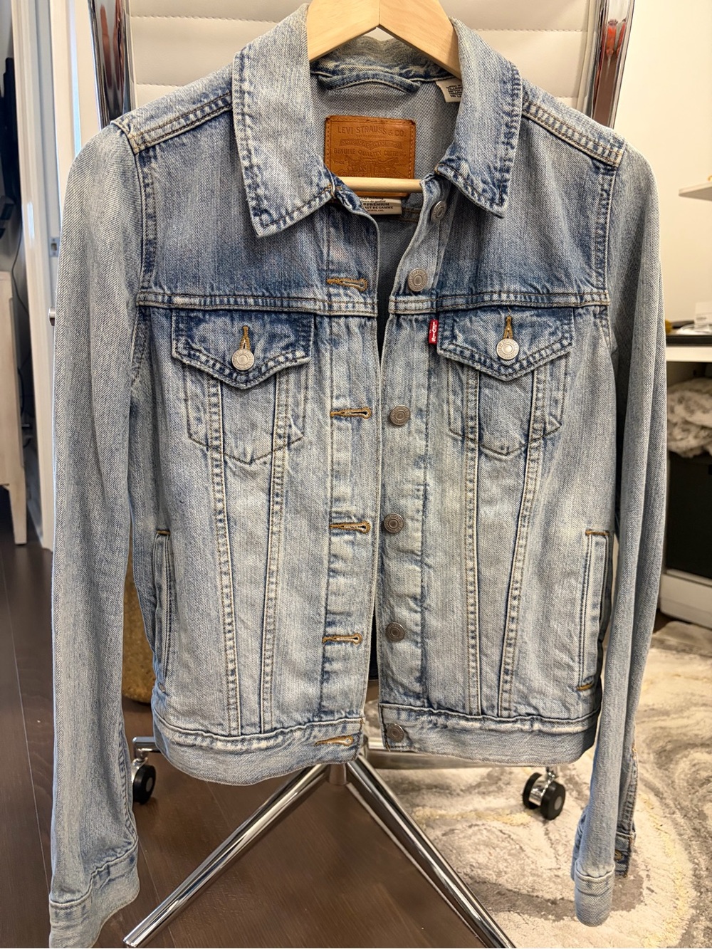 New - Levi's Women's Distressed Light Blue Denim Trucker Jacket